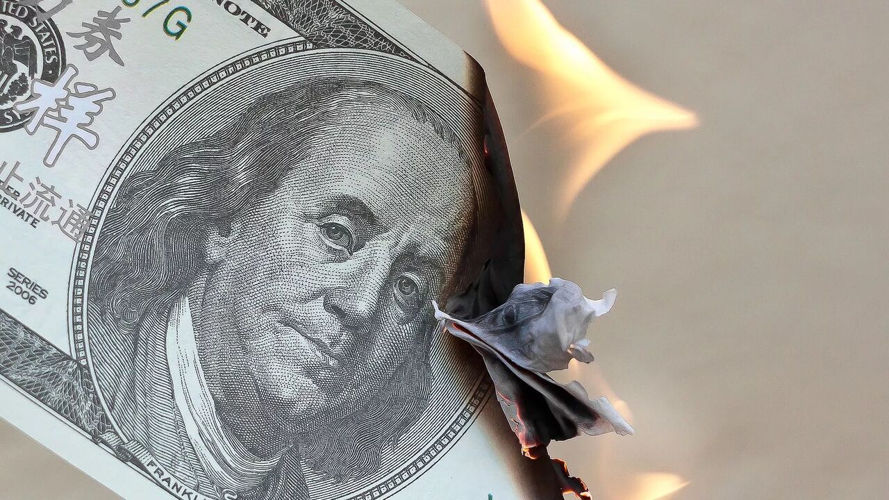 به خطر افتادن جایگاه دلار در نظام پرداخت‌های بین‌المللی؛ دردسر جدید آمریکا